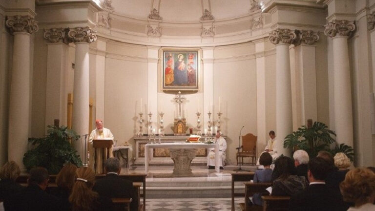 Culto Divino: En ningún caso, un laico puede pronunciar la homilía