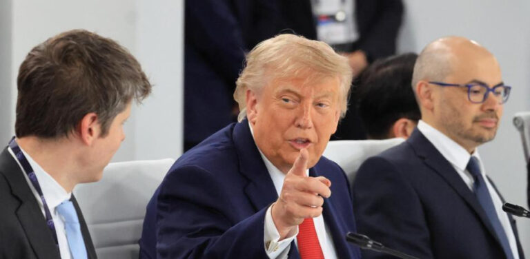 Dos días antes de firmar acuerdo, Trump amenaza con volver a «lanzar bombas» si Irán no se comporta