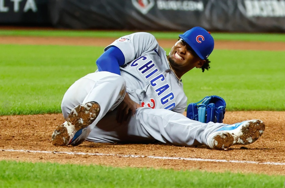 El lanzador de los Cubs, Edward Cabrera, fue enviado a la lista de lesionados tras ser retirado del campo en camilla debido a una lesión en la pierna izquierda
