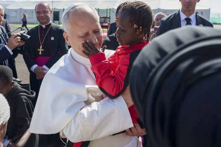 El papa defiende la acogida y la integración de los migrantes