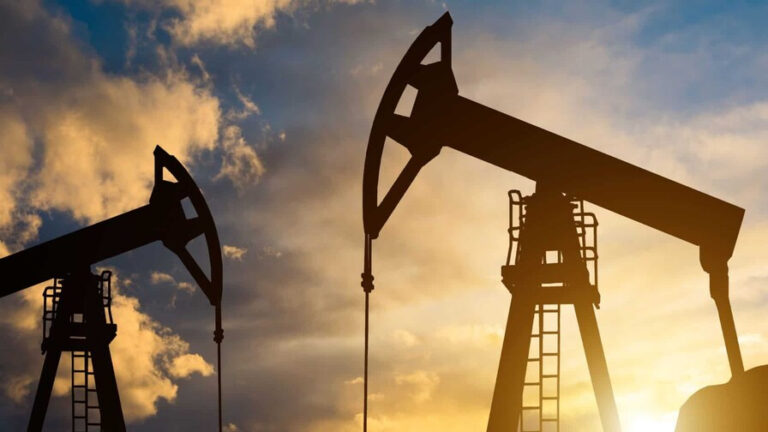 El petróleo de Texas cae un 2.69 % pero cierra la semana por encima de los 90 dólares