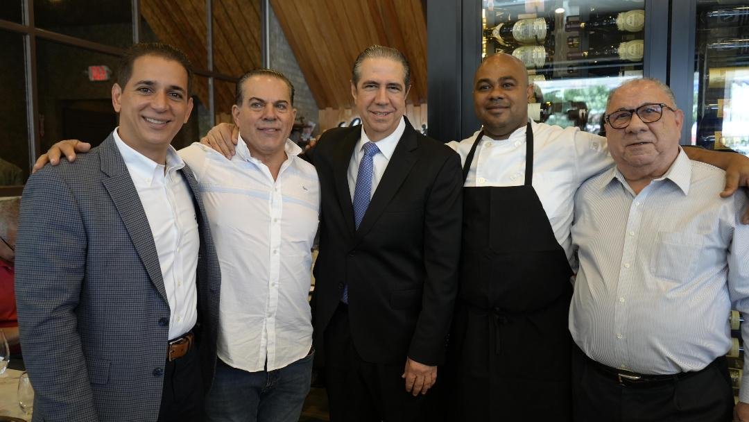 Francisco Javier socializa con dueños de supermercados NY propuesta para gobierno 2028-2032