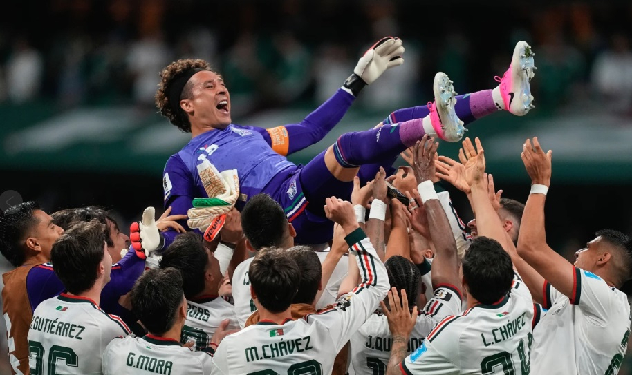 Guillermo Ochoa hace historia y se suma a leyendas como Messi y Cristiano