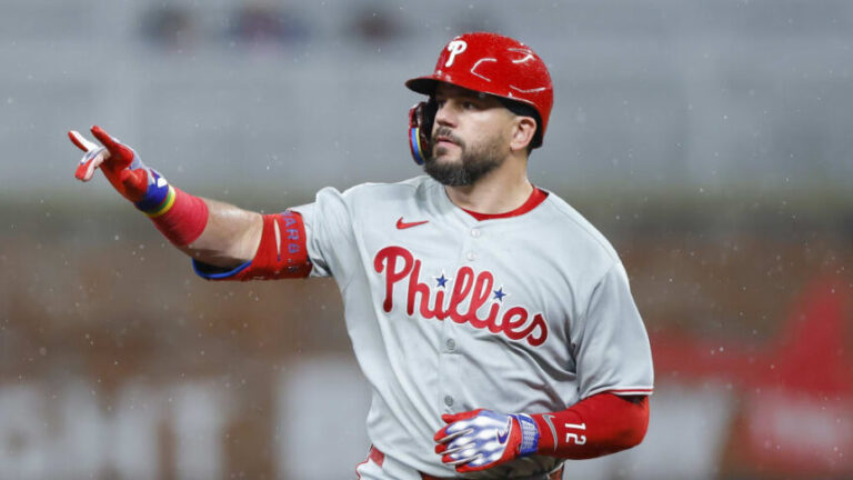¡Imparable! Schwarber regresa a primera base y dispara su jonrón 25 de la temporada