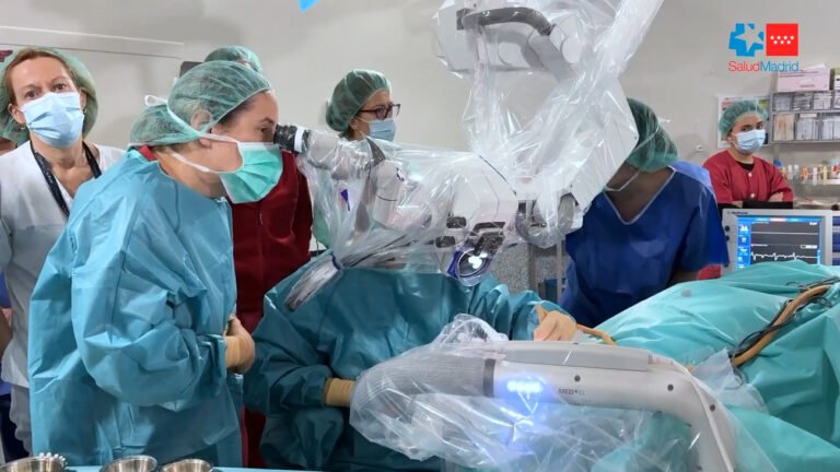 Implantan en un hospital de Madrid una prótesis que recupera la voz y la deglución del paciente