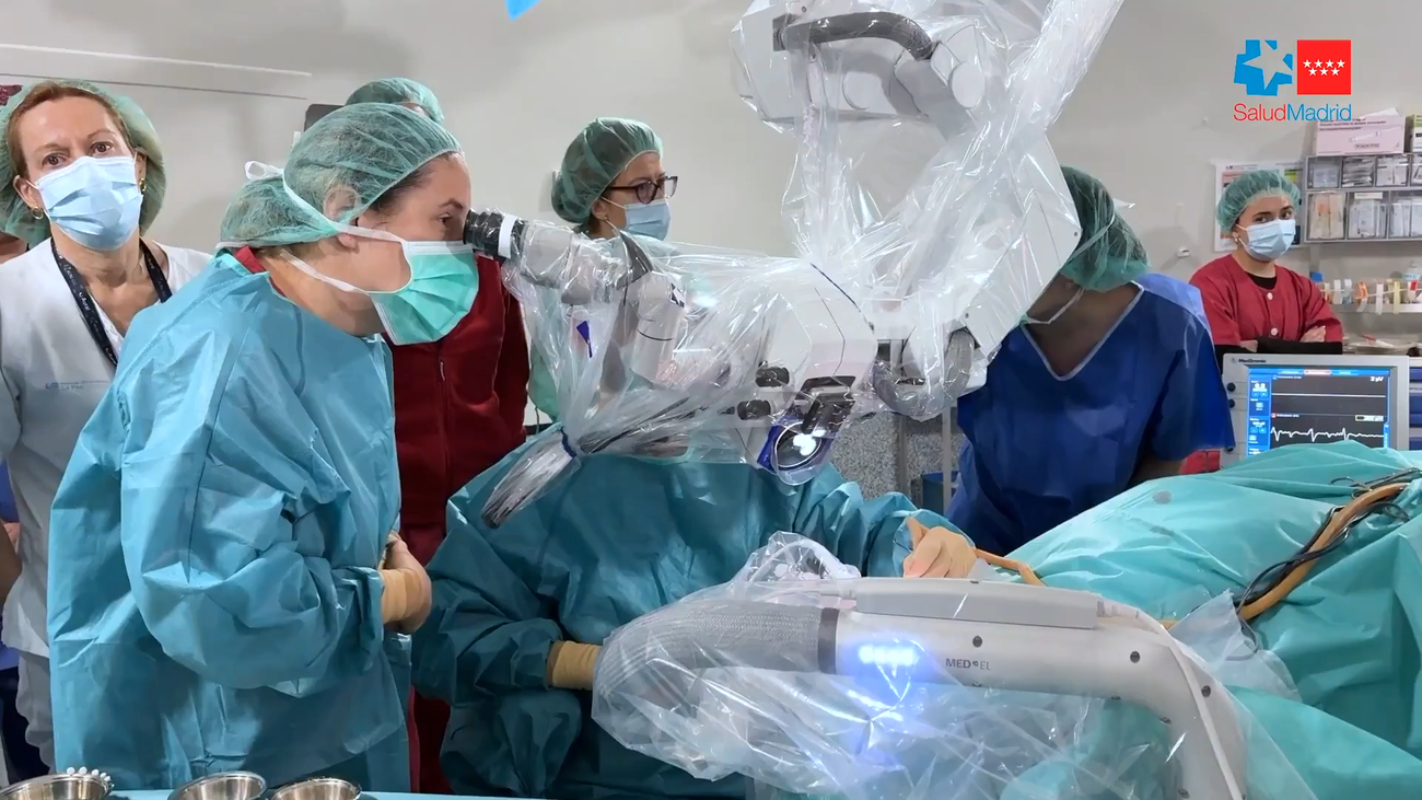 Implantan en un hospital de Madrid una prótesis que recupera la voz y la deglución del paciente