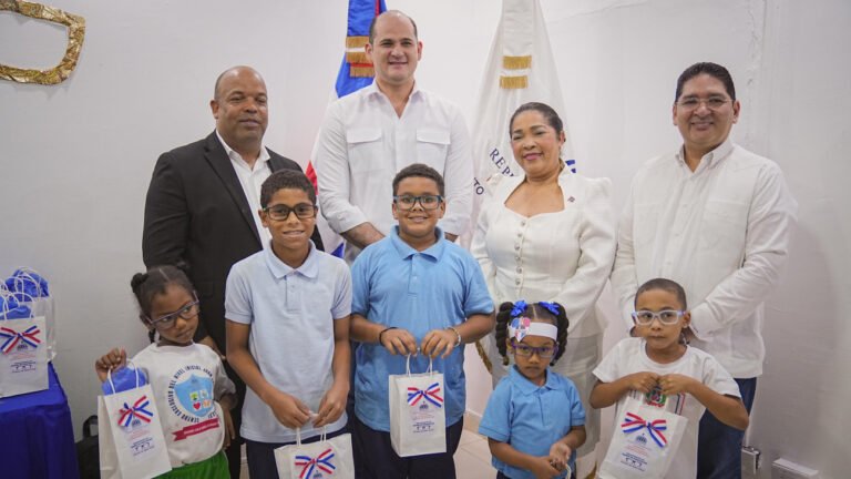 INABIE mejora salud visual de 4,704 estudiantes con entrega gratuita de lentes