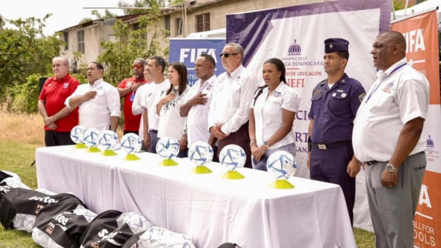 Inefi y FDF fomentan el fútbol en La Vega con la entrega de balones