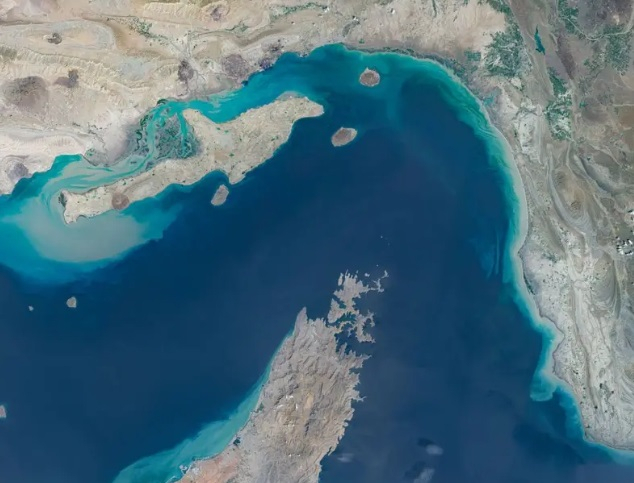Irán vuelve a cerrar el estrecho de Ormuz tras acusar a EE.UU. de cometer actos de «piratería» con su bloqueo naval