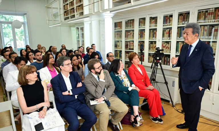 Leonel Fernández dialoga con jóvenes en Madrid y reafirma su compromiso con el desarrollo del conocimiento y el liderazgo en Iberoamérica