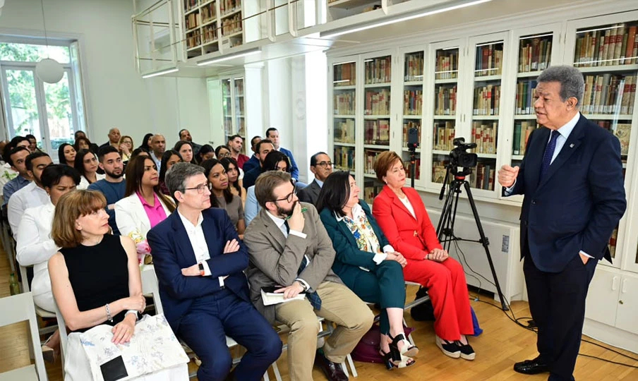 Leonel Fernández dialoga con jóvenes en Madrid y reafirma su compromiso con el desarrollo del conocimiento y el liderazgo en Iberoamérica