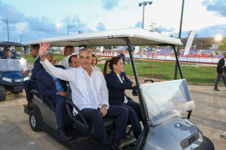 Luis Abinader y Carolina Mejía inauguran el Paseo 30 de Mayo