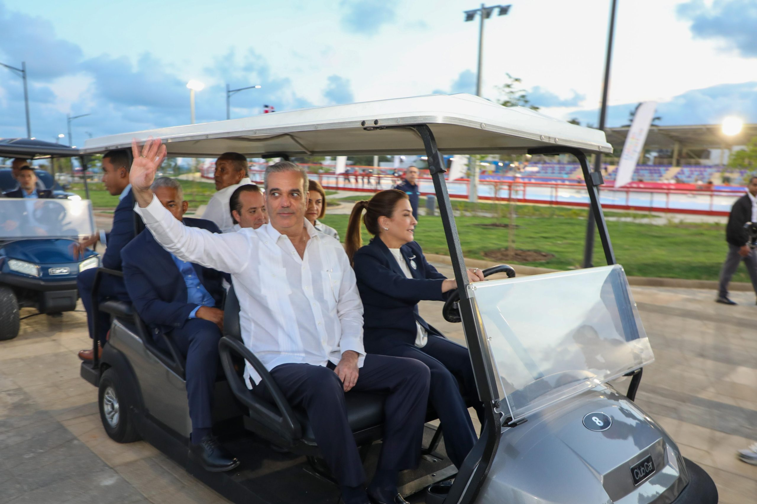 Luis Abinader y Carolina Mejía inauguran el Paseo 30 de Mayo