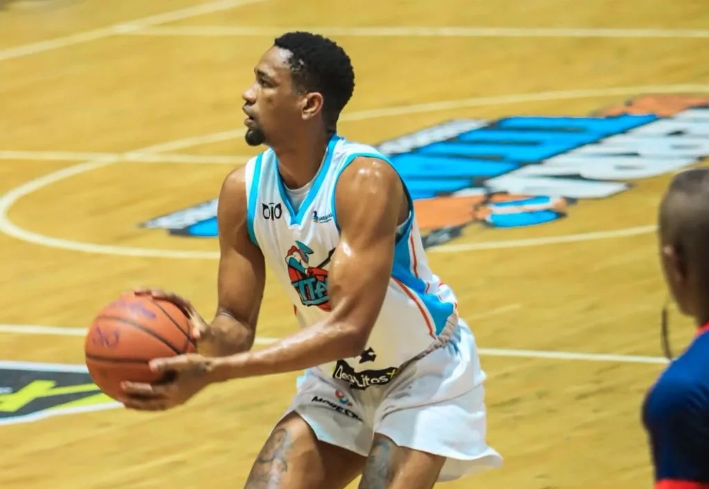 Luis David Montero debuta con victoria y Titanes frenan racha de derrotas ante Héroes