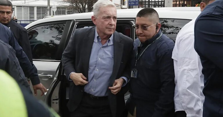 Álvaro Uribe es indagado por la fiscalía colombiana por dos masacres de paramilitares