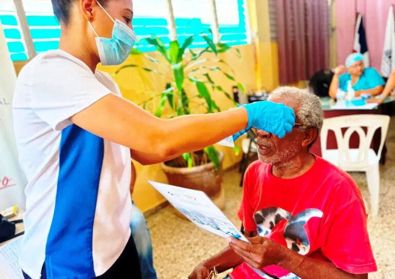 Más de 700 personas reciben asistencia médica gratuita durante operativo de la DASAC en La Romana