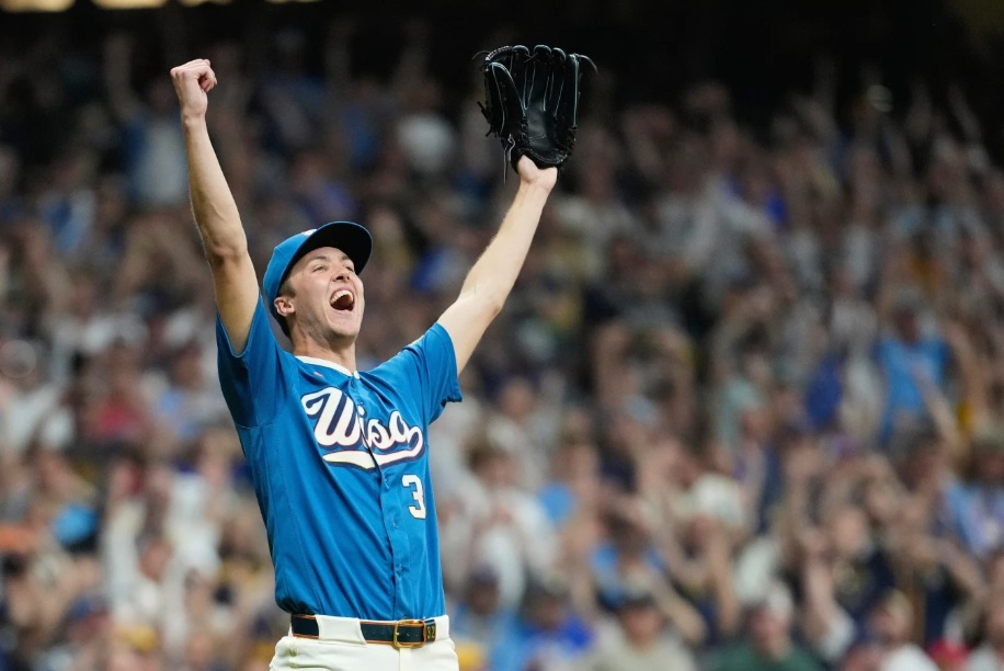 Misiorowski, de los Brewers, domina a los Phillies con un juego completo espectacular, ponchando a 15 bateadores y permitiendo solo un hit