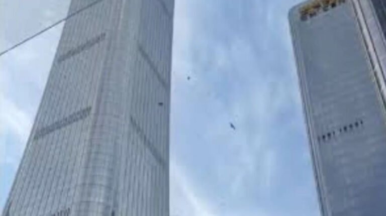 Pekín confirma un muerto y 13 heridos tras el choque de una avioneta contra un rascacielos