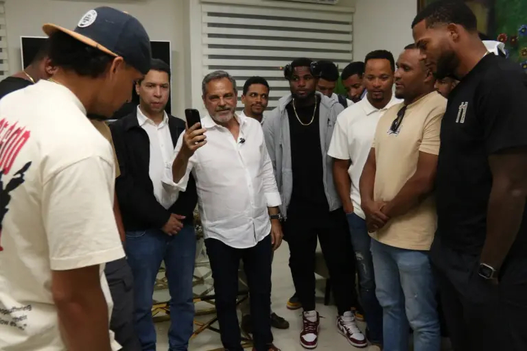 Peloteros dominicanos le agradecen a Luis Abinader por haberlo traido al país desde Venezuela luego del terremoto