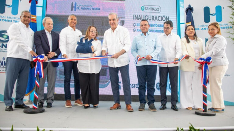 Presidente Abinader entrega remozado Hospital Periférico Monte Adentro Dr. Antonio Trueba, en Santiago