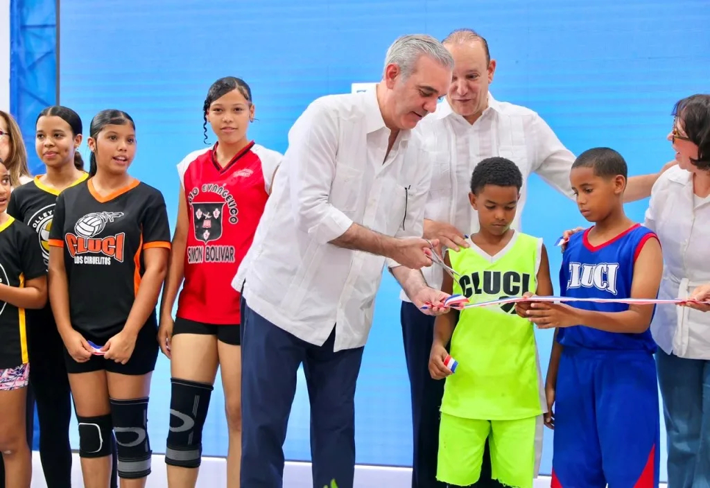 Presidente Abinader y alcalde Ulises Rodríguez entregan renovado techado deportivo en Los Ciruelitos