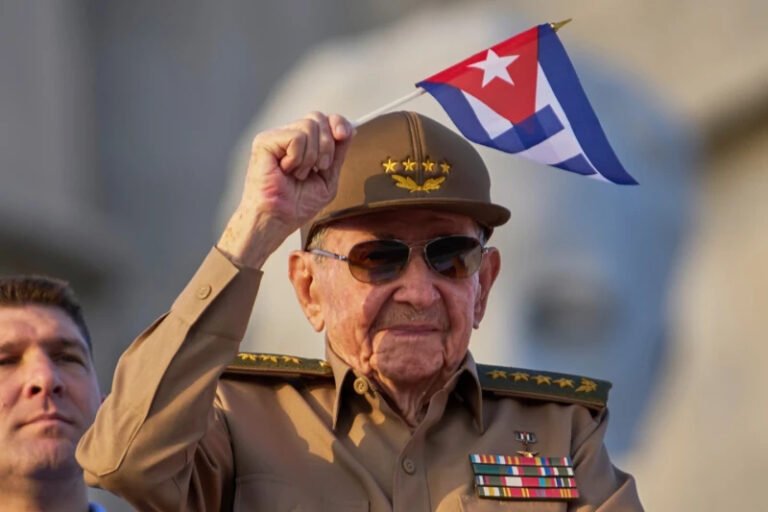 Raúl Castro respalda reformas económicas en Cuba
