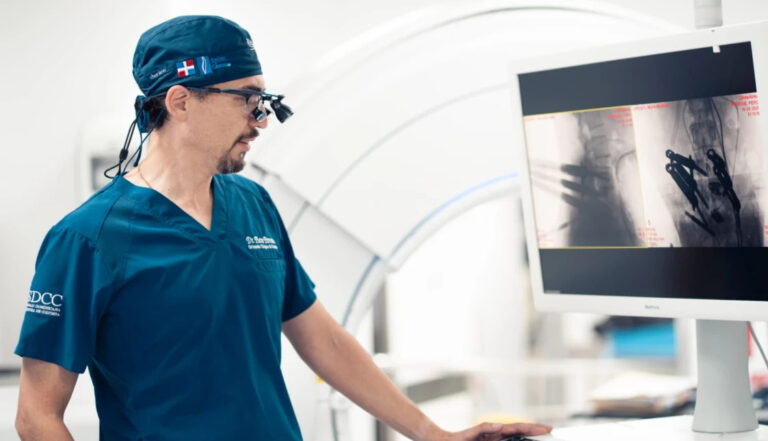 RD realiza su 1ra cirugía de columna con navegación tridimensional O-arm