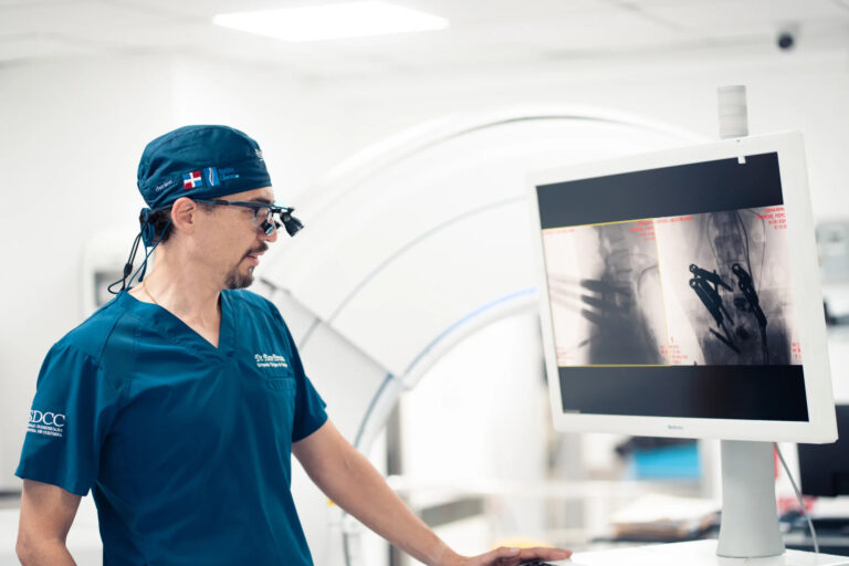 Realizan en República Dominicana la primera cirugía de columna guiada con tecnología tridimensional O-arm