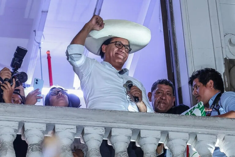 Sánchez mantiene 0,25 puntos de ventaja sobre Fujimori con el 95% de los votos contados en Perú