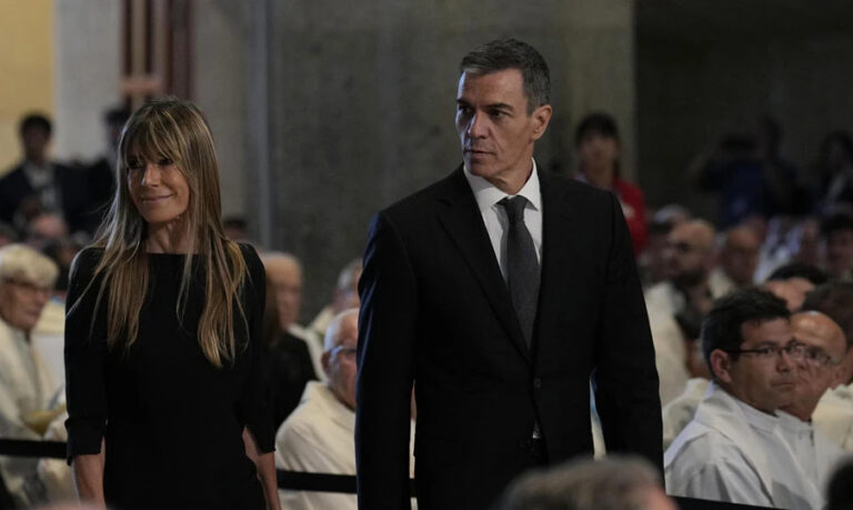 Sánchez reivindica la figura de Gaudí tras la bendición de León XIV de la Torre de Jesús