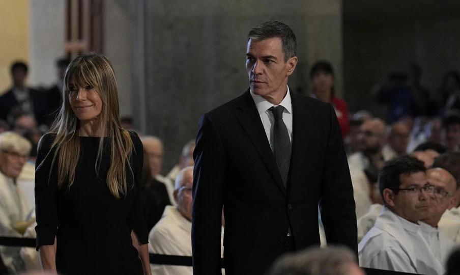Sánchez reivindica la figura de Gaudí tras la bendición de León XIV de la Torre de Jesús