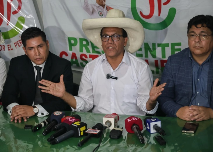 Sánchez sigue al frente del escrutinio en Perú, a la espera de los votos del extranjero