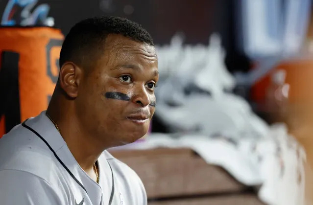 Tensión con Rafael Devers tras negarse inicialmente a salir del juego en derrota de los Giants