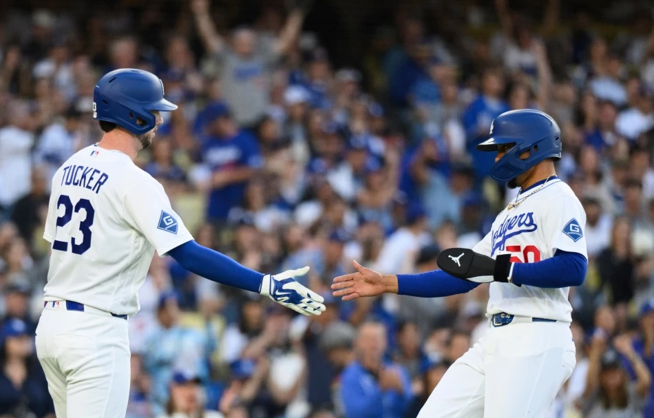 Un error de tiro en la 9na entrada impulsa a los Dodgers 6-5 sobre Orioles