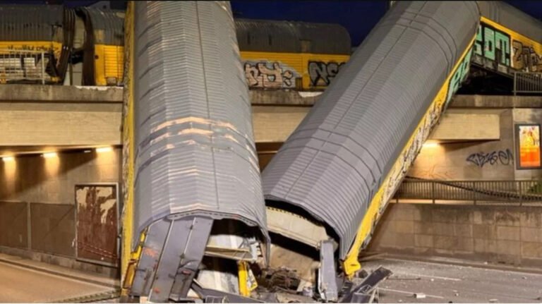 Vagones caen de un puente tras choque ferroviario en Alemania; hay un muerto