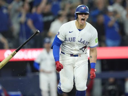 Valenzuela decide en la novena y guía a los Blue Jays a una dramática victoria sobre los Phillies