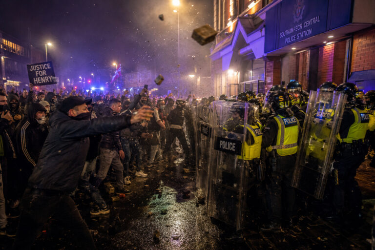 Violentas protestas en Inglaterra dejan 11 policías heridos