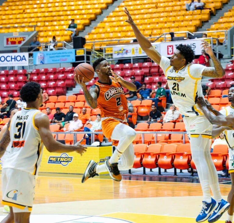 Yeison Colomé da triunfo a Cañeros con triple sobre la chicharra ante Metros