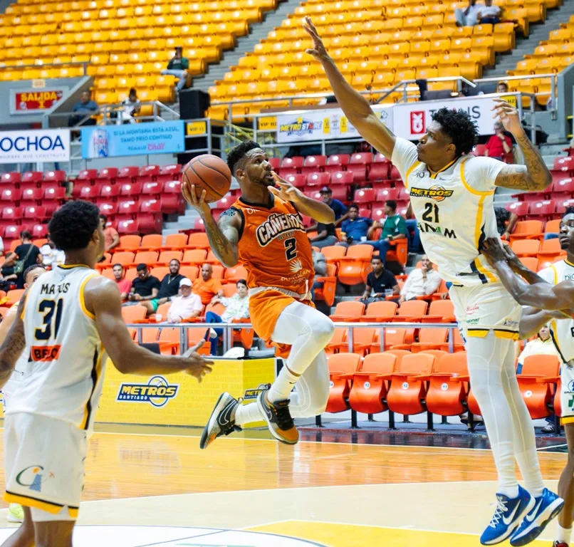 Yeison Colomé da triunfo a Cañeros con triple sobre la chicharra ante Metros