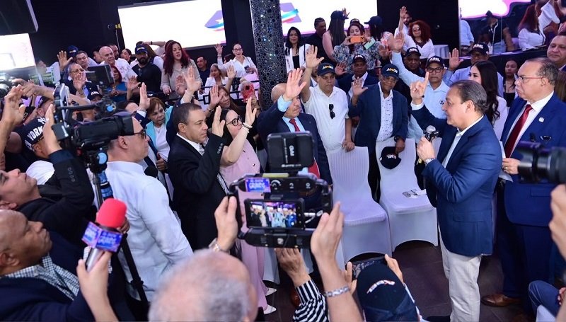 Abel Martínez juramenta equipo político en NY