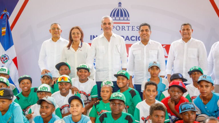 Abinader inaugura play en Samaná con inversión de RD$14 millones