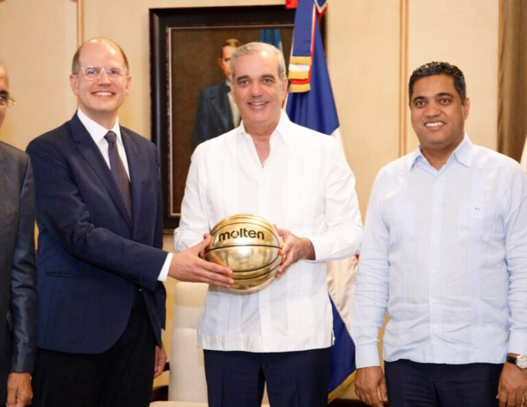 Abinader recibe en el Palacio Nacional a altos ejecutivos de la FIBA y del Comité Organizador de Santo Domingo 2026