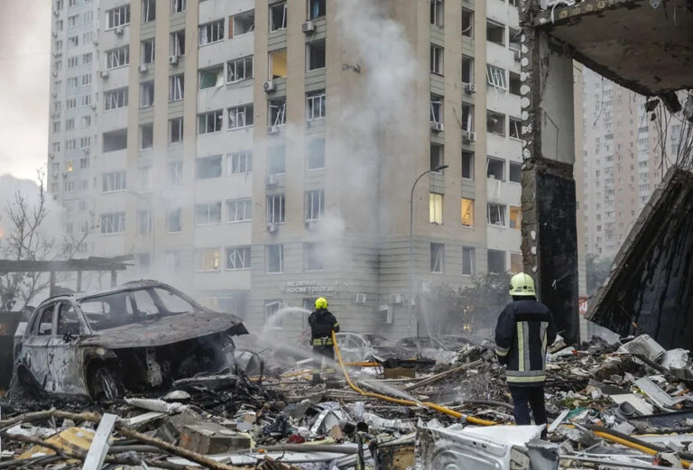 Al menos 14 muertos y más de cuarenta heridos en un nuevo gran ataque ruso sobre Kiev