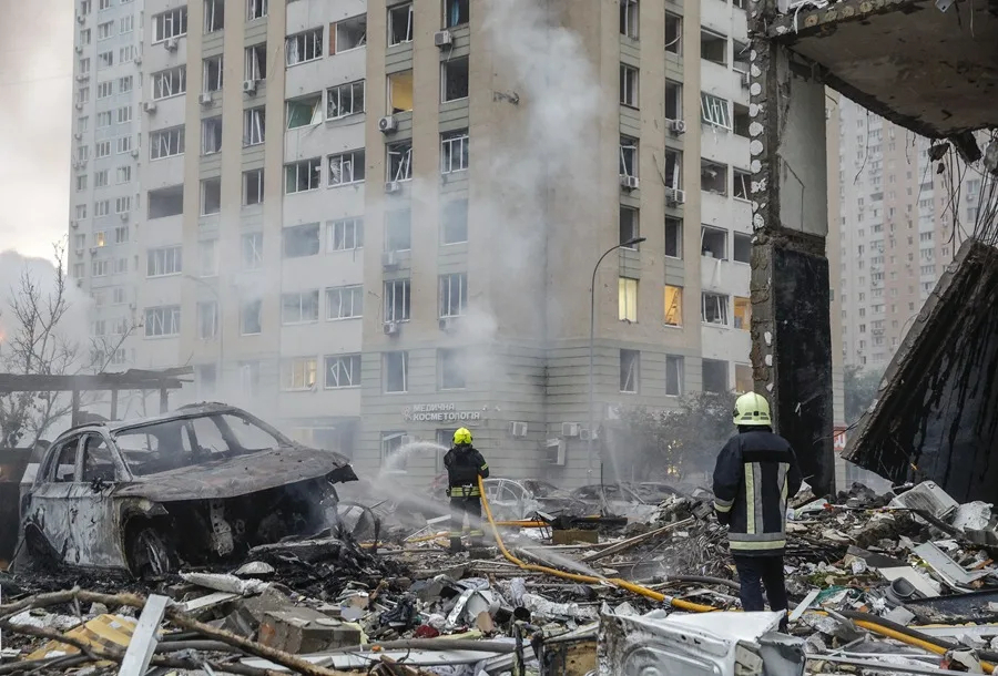 Al menos 14 muertos y más de cuarenta heridos en un nuevo gran ataque ruso sobre Kiev