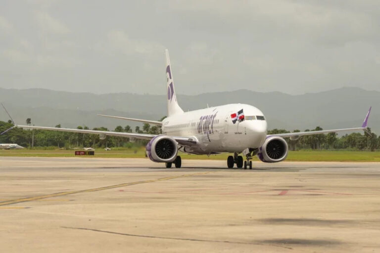 Arajet realiza su primer vuelo humanitario a Venezuela llevando 40 médicos