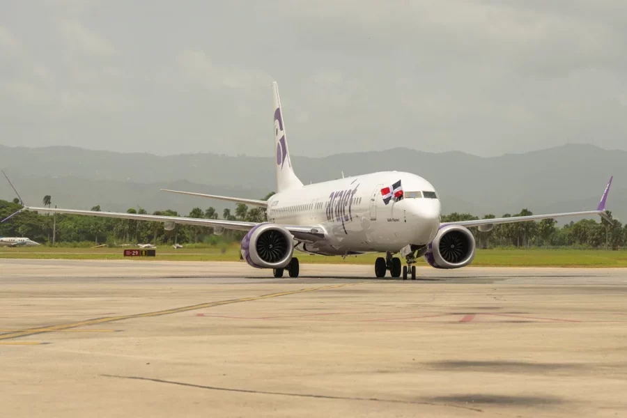 Arajet realiza su primer vuelo humanitario a Venezuela llevando 40 médicos