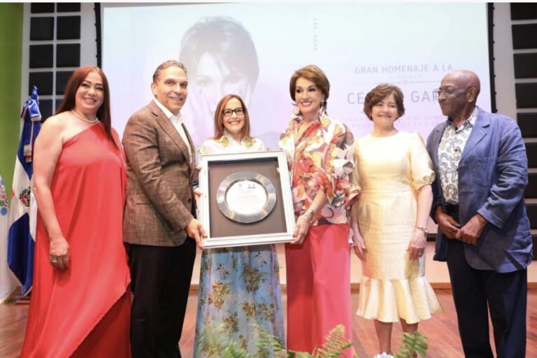 Cecilia García recibe homenaje en Baní por más de cinco décadas de trayectoria artística