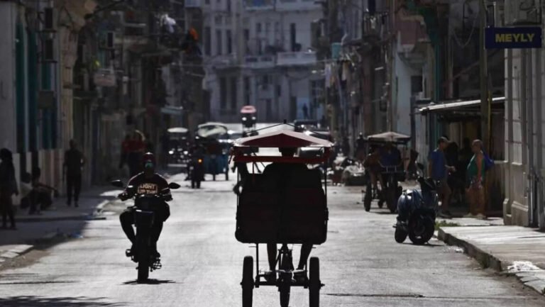 Cuba Enfrenta Apagones Simultáneos que Afectan 65% del País