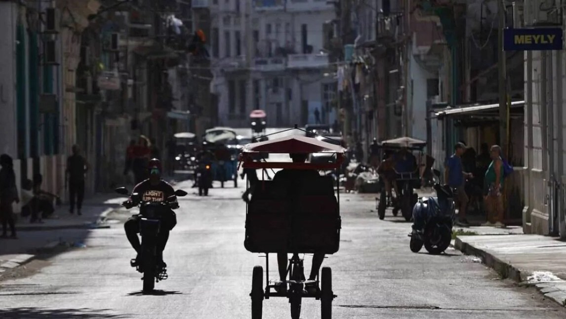 Cuba Enfrenta Apagones Simultáneos que Afectan 65% del País