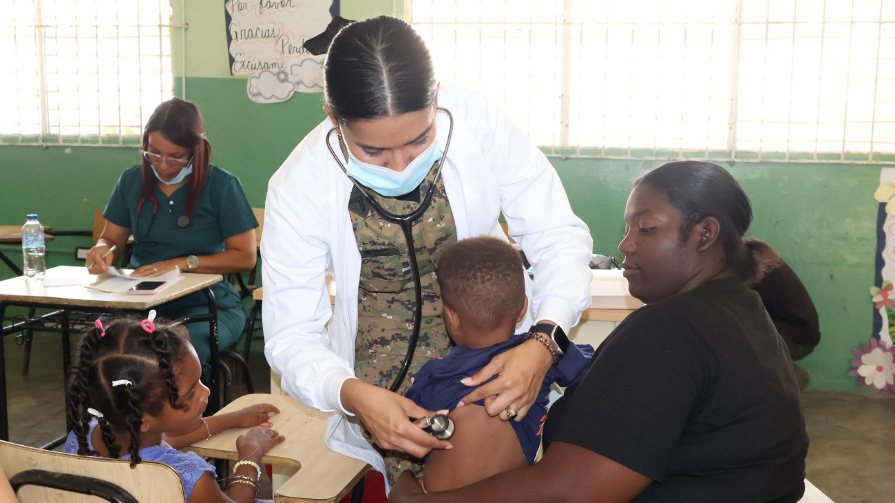 Desarrollo de la Comunidad y Ejército RD llevan jornada de asistencia médica y social a familias vulnerables de Barahona